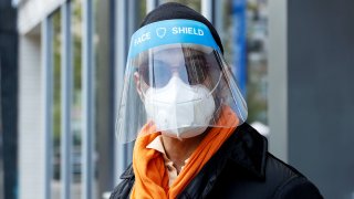 Un hombre que llevaba una careta sobre una máscara protectora en la ciudad de Nueva York.