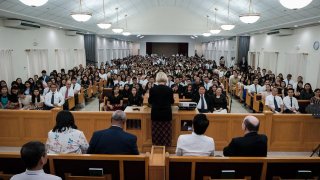 Estas suspensiones incluyen conferencias de estaca y liderazgo, reuniones sacramentales y todas las actividades en ramas, barrios y estacas.