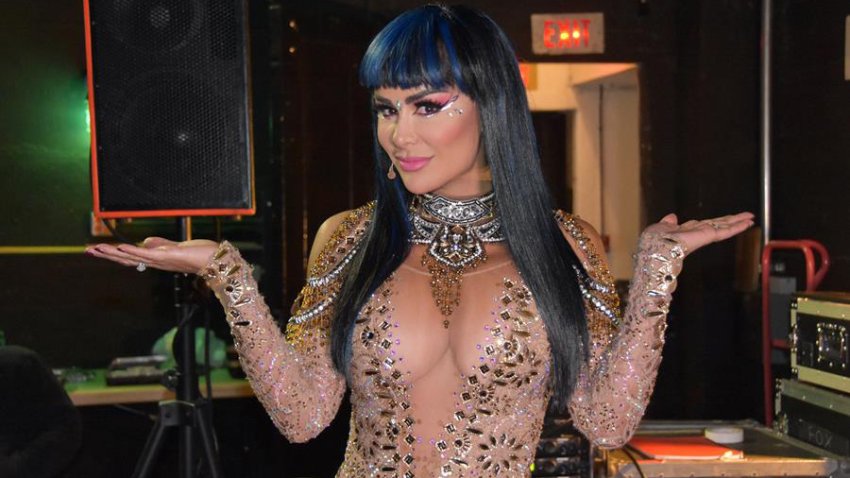 Ninel Conde disfruta interactuar con el público en el teatro