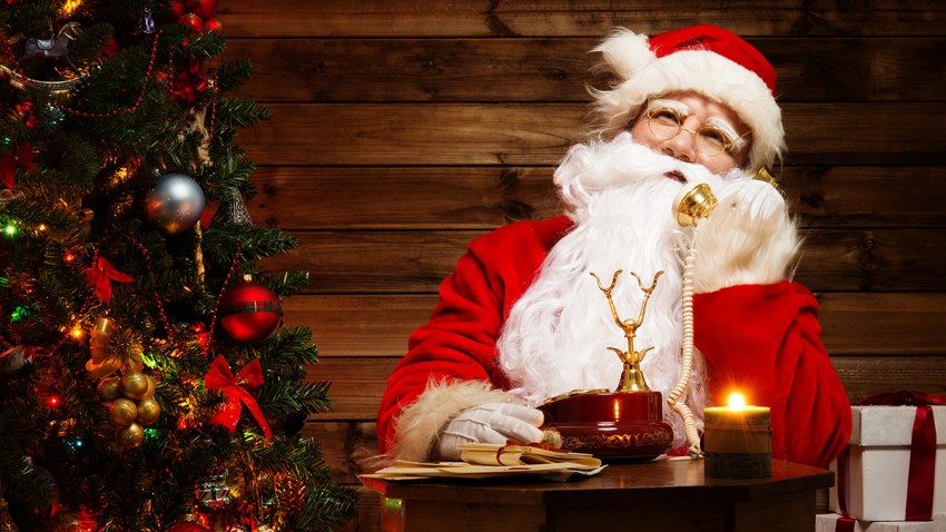 Santa Claus hablando por teléfono
