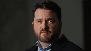 “Como presidente de este partido, lamento profundamente lo que sucedió y asumo la responsabilidad de cualquier falla en nombre del Partido Demócrata de Iowa”, escribió Troy Price.