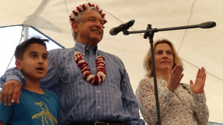 mexico-amlo-esposa-hijo-menor