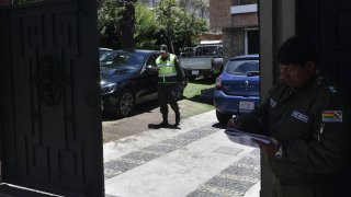 Agentes bolivianos vigilan embajada de México