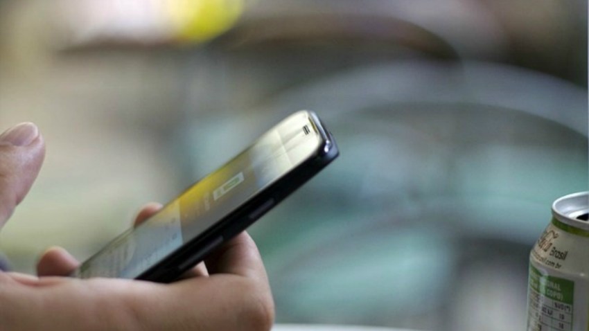 redes-sociales-movil-verificacion-noticias-generica