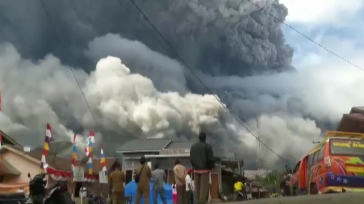 Descomunal erupción de volcán crea gigante columna de humo y ...