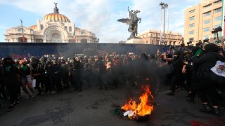 feministas ante una hoguera durante protesta para exigir aborto legal y seguro