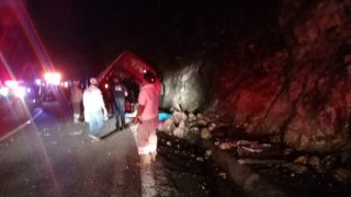 Personas ven autobús accidentado en Chiapas