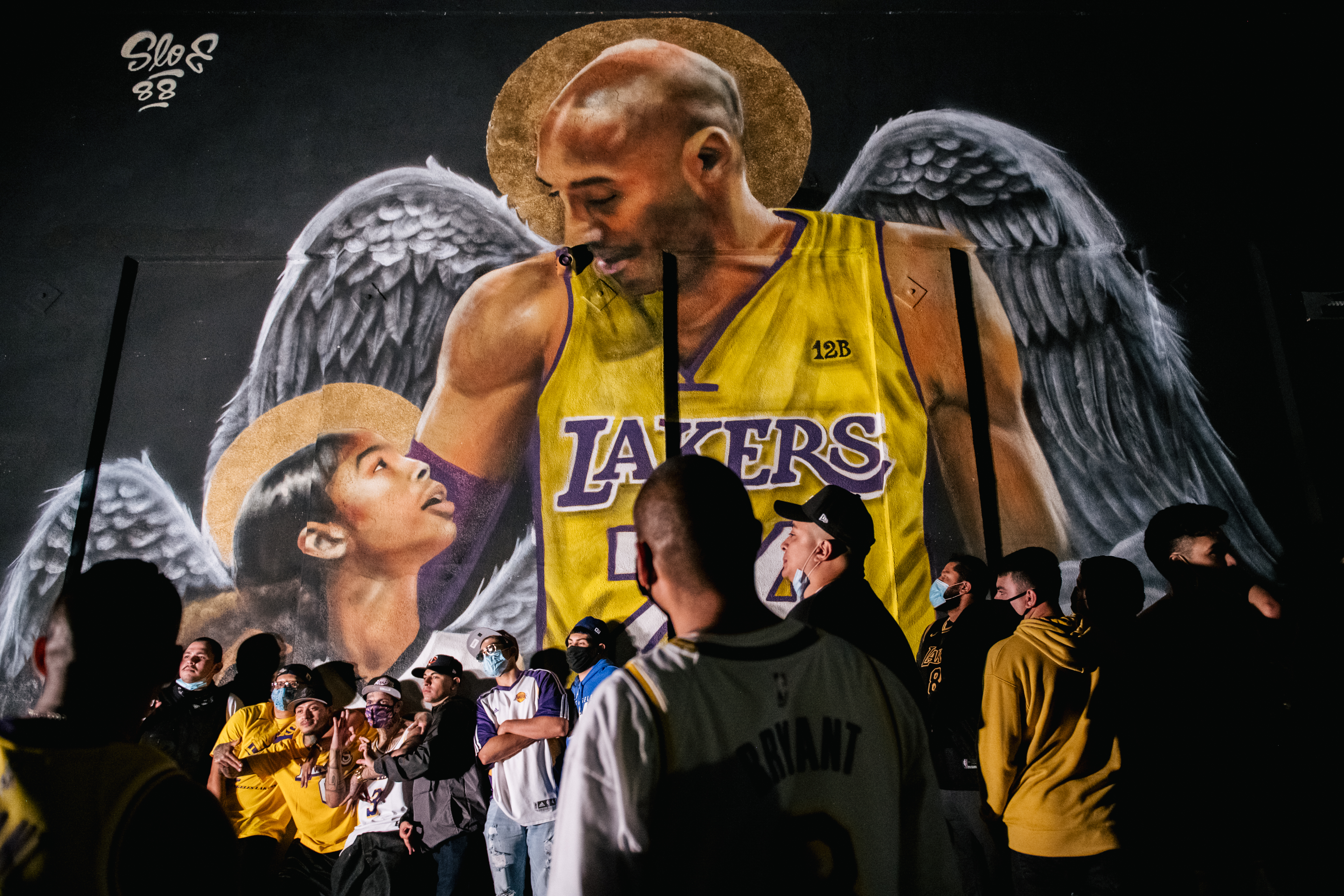 LOS ÁNGELES, CA - 11 DE OCTUBRE:Fanáticos de los Lakers hacen fila para celebrar frente a un mural de Kobe Bryant y su hija Gianna Bryant el 11 de octubre de 2020 en Los Ángeles, California. La gente se reunió para celebrar después de que los Lakers de los Ángeles derrotaran al Miami Heat en el Juego 6 de las Finales de la NBA. (Foto de Brandon Bell / Getty Images)