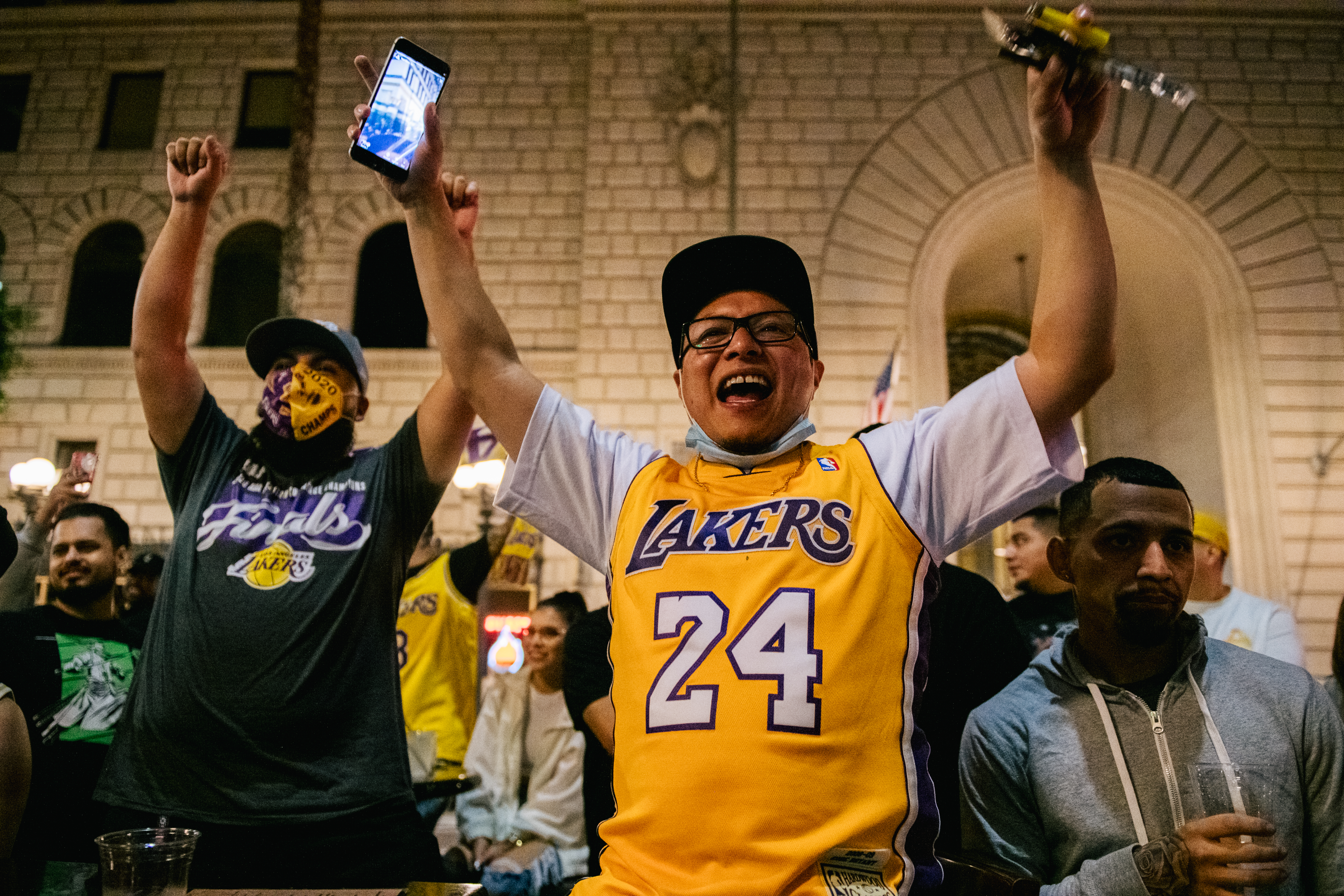 LOS ÁNGELES, CA - 11 DE OCTUBRE: Fanáticos de los Lakers celebran en un bar exterior el 11 de octubre de 2020 en LOS ÁNGELES, CAlifornia. La gente se reunió para celebrar después de que los Lakers de los Lakers de Los Ángeles derrotaran al Miami Heat en el sexto juego de las finales de la NBA. (Foto de Brandon Bell / Getty Images)
