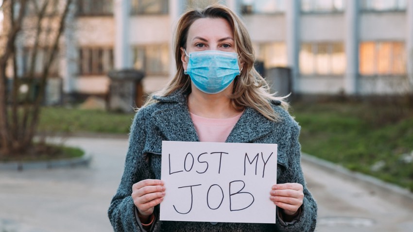 Mujer con cubrebrocas y un letrero en sus manos que dice "perdí mi empleo"