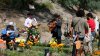 Día de Muertos: mexicanos apuran las horas antes del cierre de cementerios