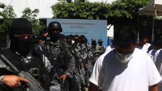 Las autoridades de seguridad de El Salvador capturaron en los últimos días a más de 700 personas, de los que 641 son miembros de pandillas, acusadas de diferentes delitos, según lo informó este sábado el ministro de Seguridad, Rogelio Rivas.