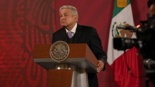 Los comentarios se produjeron mientras López Obrador esquivó de nuevo preguntas sobre porqué casi nunca usa cubrebocas, diciendo que era una cuestión de libertad.