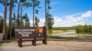 El sospechoso causó más de $ 1,000 en daños al excavar en el cementerio de Fort Yellowstone.