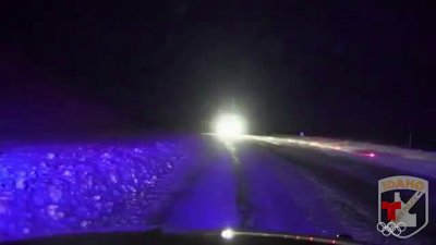 Captado en video: camión se resbala debido a la nevada y choca a patrullero de Idaho