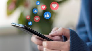 La BYU encontró una correlación entre el tiempo dedicado a las redes sociales y el riesgo de suicidio entre las adolescentes.