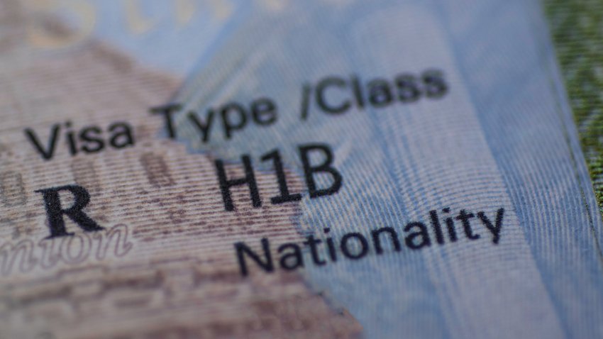 Foto de archivo de una visa H-1B.