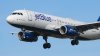 Cada vez menos rutas: JetBlue recortará vuelos desde y hacia Nueva York
