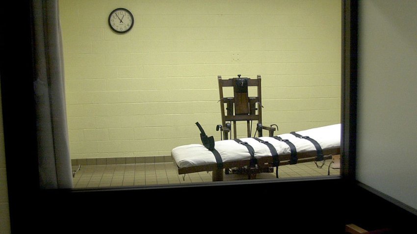 393846 05: A view of the death chamber from the witness room at the Southern Ohio Correctional Facility shows an electric chair and gurney August 29, 2001 in Lucasville, Ohio. The state of Ohio is one of the few states that still uses the electric chair, and it gives death row inmates a choice between death by the electric chair or by lethal injection. John W. Byrd, who will be executed on September 12, 2001, has stated that he will choose the electric chair. (Photo by Mike Simons/Getty Images)