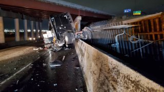 El tráfico fue desviado a la I-215 y la I-80 fue cerrada mientras las autoridades despejaban la vía.