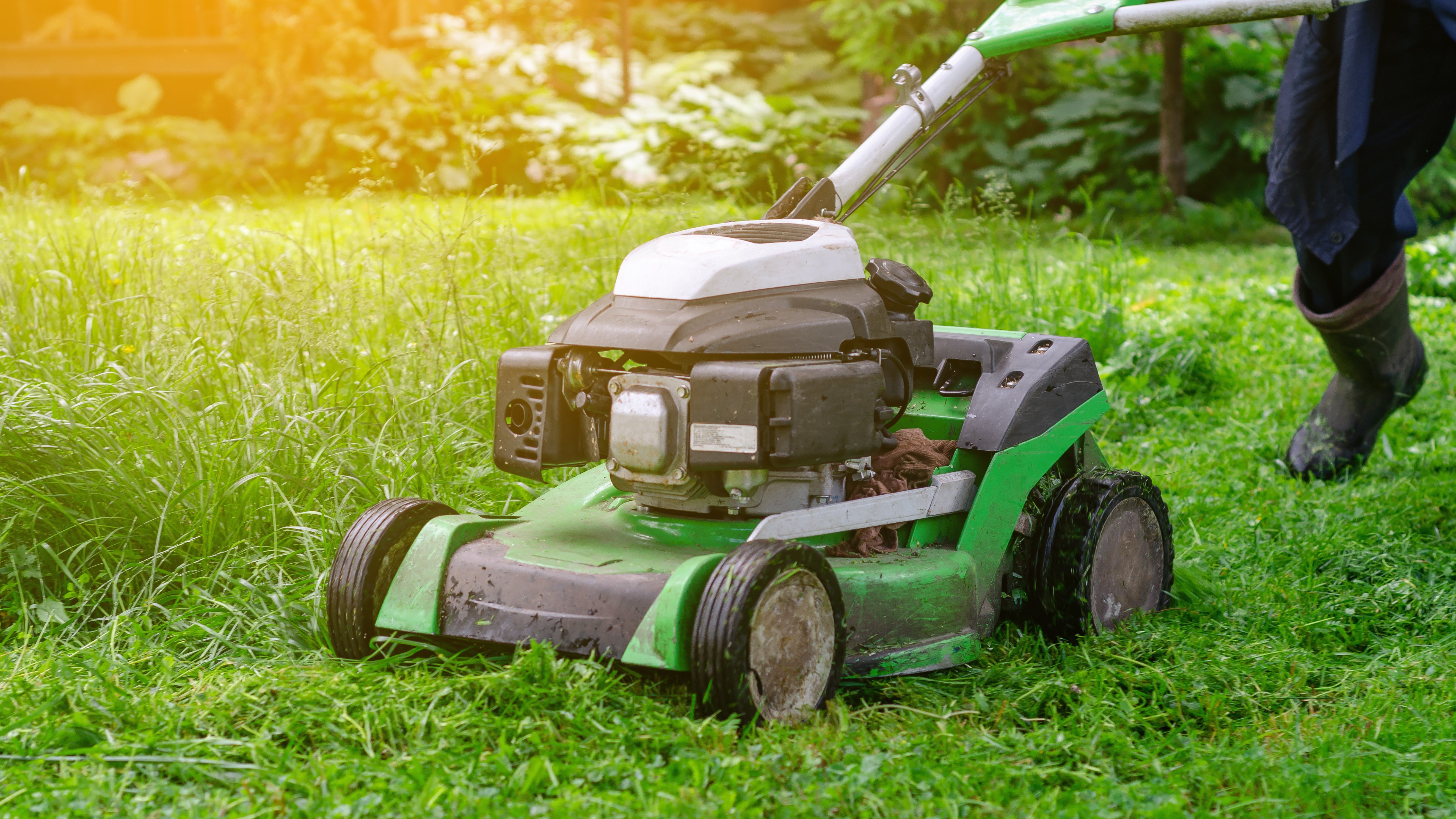 Cortacésped Térmico RURIS DAC 100XLS - Motor 3.3CV 131cc, Corte 40cm, Recogida 45L, Para Superficies Hasta 1300m²