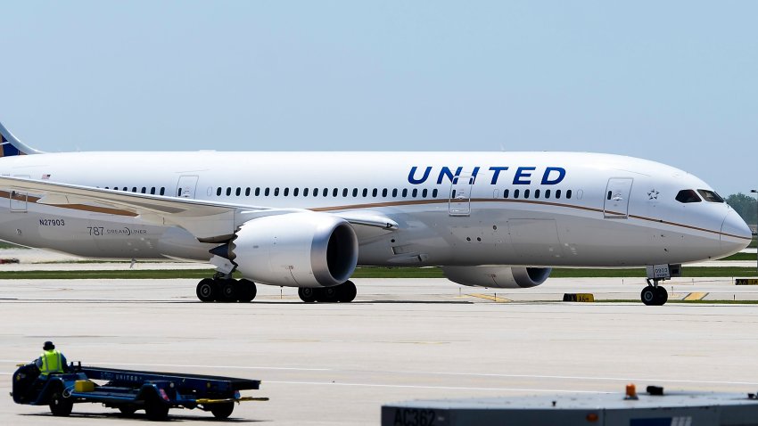 United Airlines despedirá a cerca de 600 empleados que se negaron a vacunarse contra el COVID-19