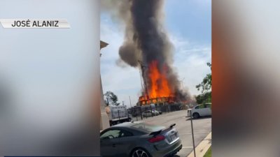Bomberos batallaron contra voraz incendio en complejo de apartamentos en construcción en Millcreek