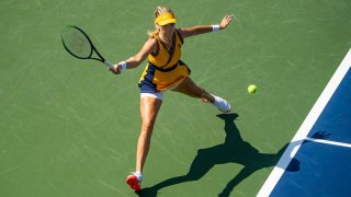 Katie Boulter de Gran Bretaña da un golpe de derecha contra Gabriella Price de Estados Unidos en la primera ronda de clasificación para los singles femeninos en el US Open en el USTA Billie Jean King National Tennis Center el 25 de agosto , 2021 en la ciudad de Nueva York.