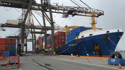 Trabajadores de puertos de Estados Unidos se declaran en huelga