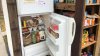 Organización de Utah coloca refrigerador comunitario para personas necesitadas
