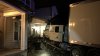 Camión de carga se estrella con una vivienda en Lindon
