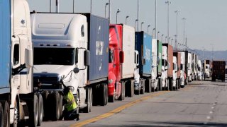 Grandes camiones se alinean para ingresar a las terminales del Puerto de Oakland el martes 13 de enero de 2015, en Oakland, California.