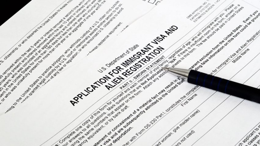 ¿No te llega la residencia o el permiso de trabajo? Abogado explica qué pasa con los trámites