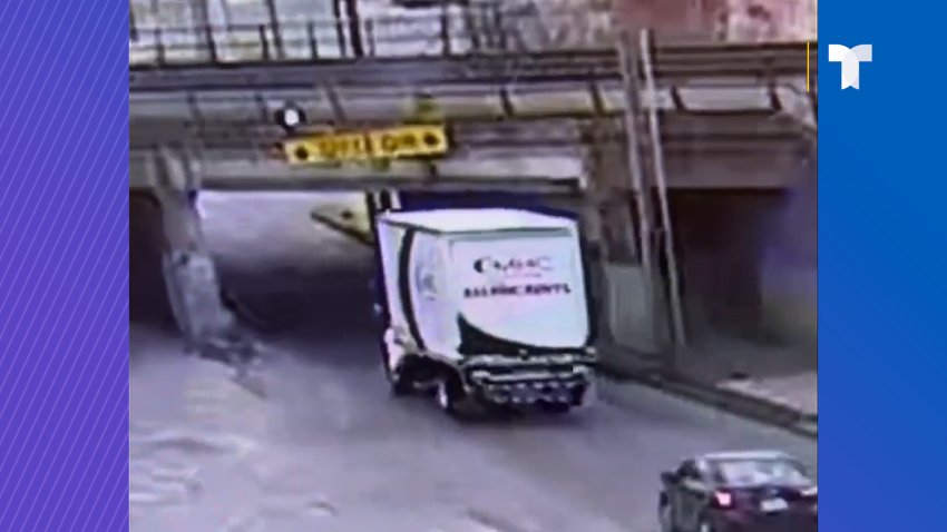Otro conductor pone a prueba el puente que destruye camiones como un abrelatas