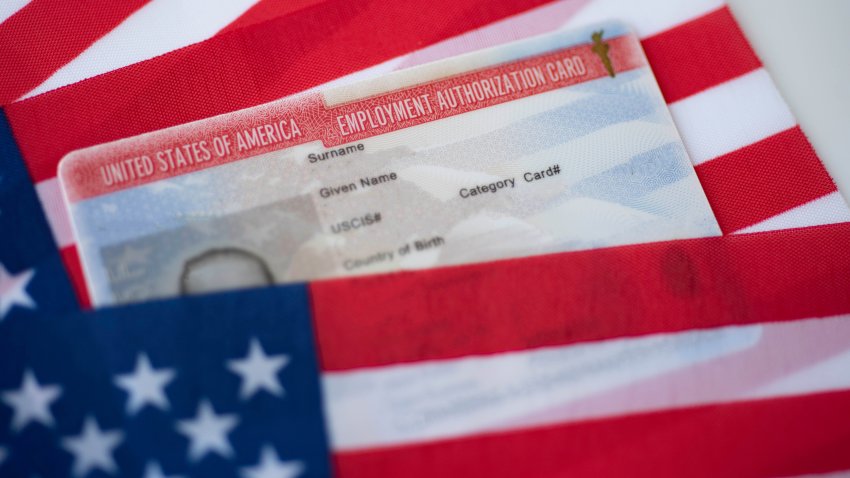 USCIS acelerará la renovación de permisos de trabajos a ciertos migrantes