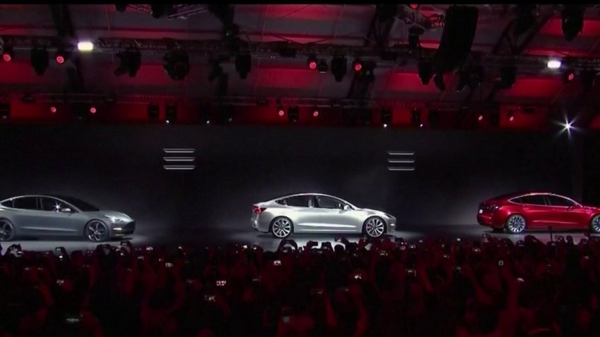 Tesla retirará 54,000 autos por software que hace que no se detengan en señales de parada