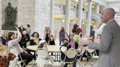 Gobernador Spencer Cox comparte con estudiantes en el capitolio