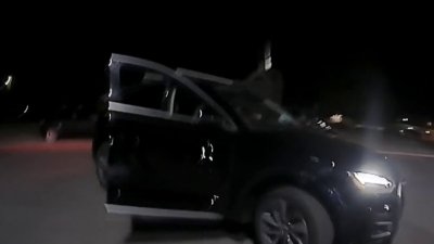 Departamento de Policía de Roy revela imágenes sobre un robo de auto que terminó lesionado a un oficial