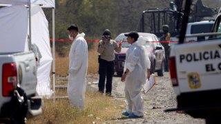 La Fiscalía General de Justicia del Estado de Zacatecas confirmó el hallazgo y dijo que personal forense se encarga del levantamiento y traslado de los cuerpos al Servicio Médico Forense. (Foto de archivo)