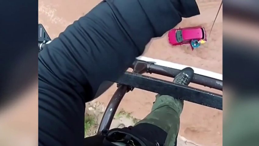 Captado en video: rescatan a un conductor en medio de una inundación en Capitol Reef
