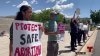 Protestan frente al capitolio de Utah en contra de la decisión de la Corte Suprema sobre el aborto
