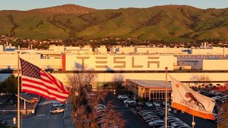 Una vista aérea muestra la fábrica Tesla Fremont en Fremont, California, el 10 de febrero de 2022.
