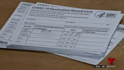 Sentencian a dos personas en Utah por vender tarjetas de vacunación del COVID-19