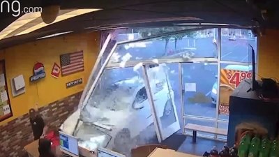 Conductor estrelló su auto contra una pizzería en Sandy
