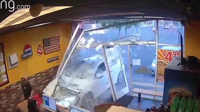 Conductor estrelló su auto contra una pizzería en Sandy