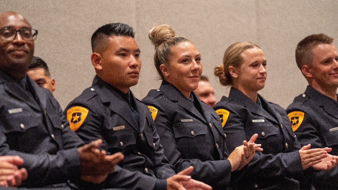Departamento de Policía de Yavapai College participó en evento “Shop with a  Cop” | Alianza Spanish News, image size:1320x743