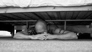 El acusado, identificado como Garrett Bills, fue encontrado baja cama de la hija de 7 años del propietario de la vivienda.