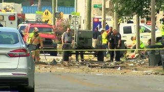 Foto de policias, bomberos y escombros