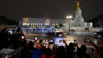Entre aplausos reciben el féretro de la reina Isabel II antes de su última noche en Palacio de Buckingham