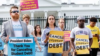 Una Corte de Apelaciones frenó el programa de perdón de deudas estudiantiles dle gobierno de Biden.